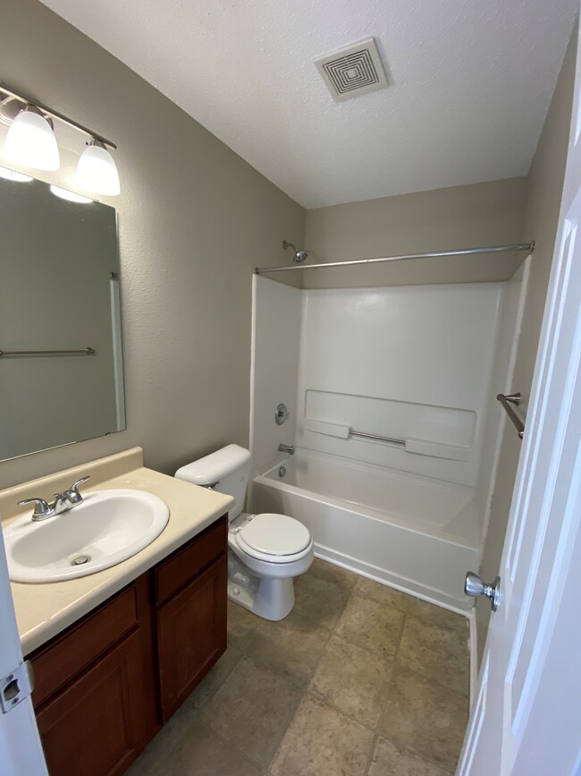 Hall Bath - 7934 Wildwood Farms Ln