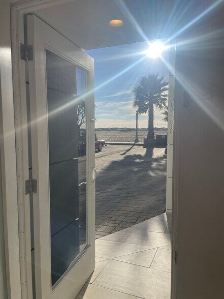 Building Photo - 5111 Ocean Front Walk