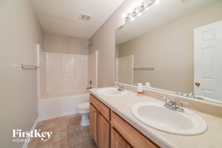 Building Photo - 6224 Hickory Ln Cir