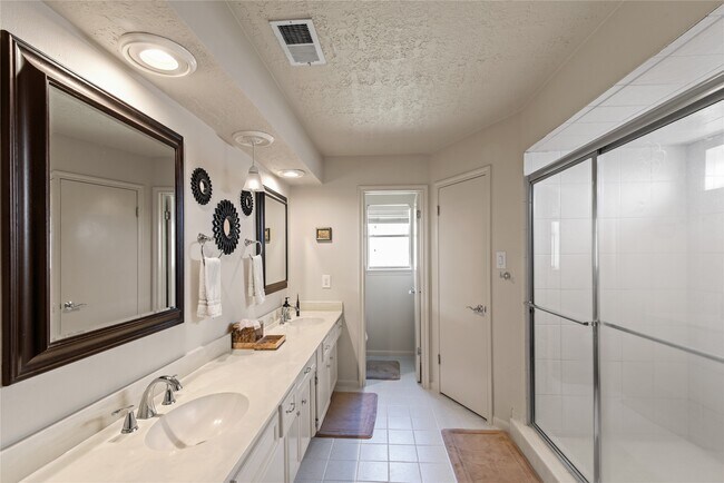 Building Photo - 11818 Laneview Dr