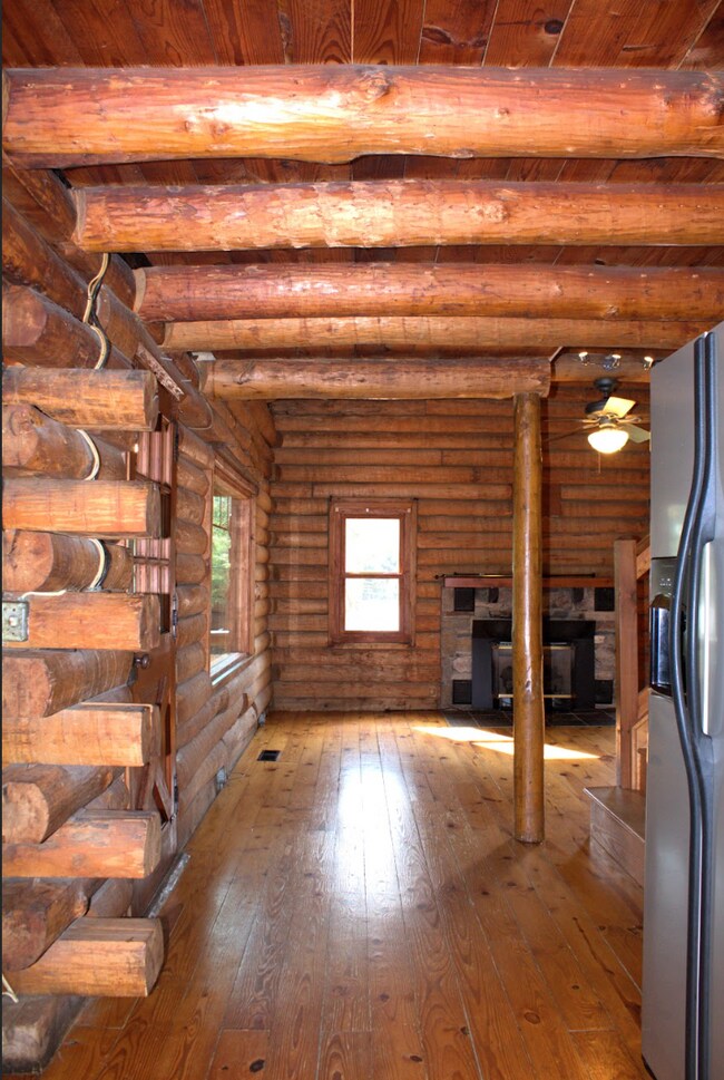 Building Photo - 3 Bedroom 2 bathroom with bonus room log cabin