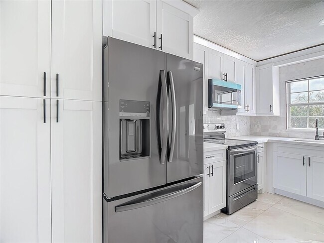 Building Photo - 201 Valencia Dr