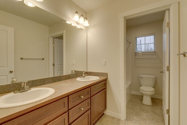 Building Photo - Bright and spacious 3 bed home in nice Lynnwood location!