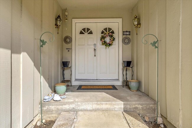 Building Photo - Great Location! Great Schools! Month to Mo...