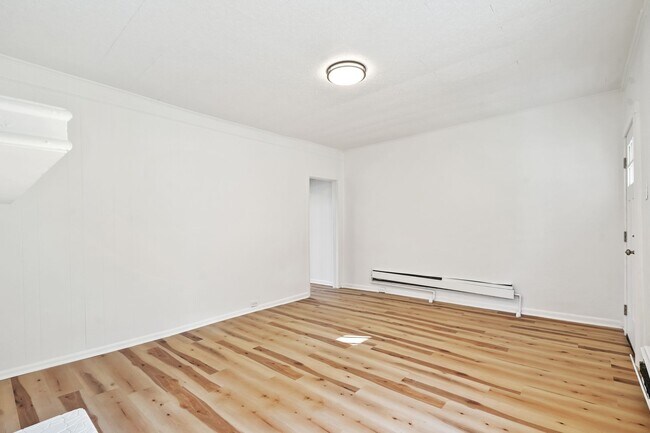 Building Photo - 2 bed 1 bath - newly updated, convenient location, washer/dryer/dishwasher