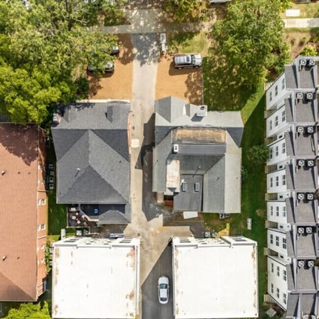 Building Photo - 1909 Convent Pl