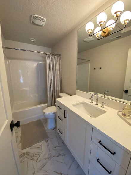 Building Photo - 9909 NE 44th Ct