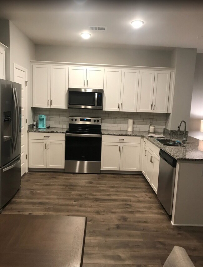 Building Photo - Available for Aug move in. Charming 2-Bedroom Retreat in Hendersonville with 2.5 Baths & Spacious...