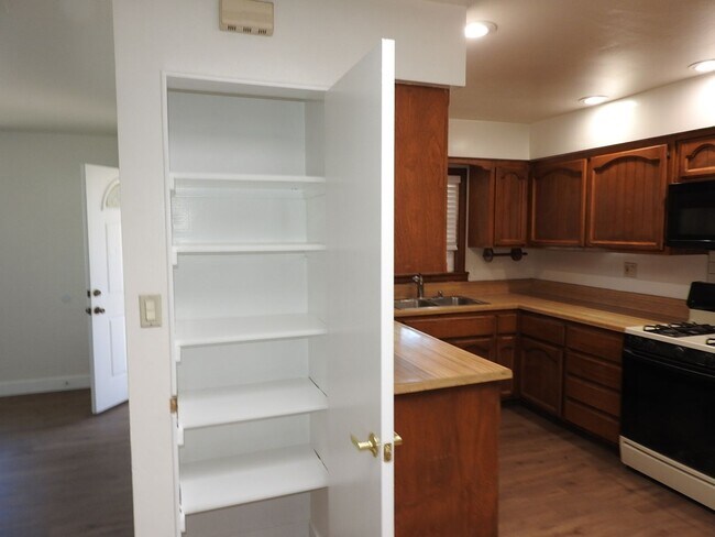 Building Photo - Large 3bd