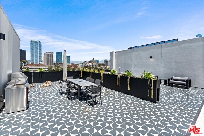 Building Photo - 904 S New Hampshire Ave