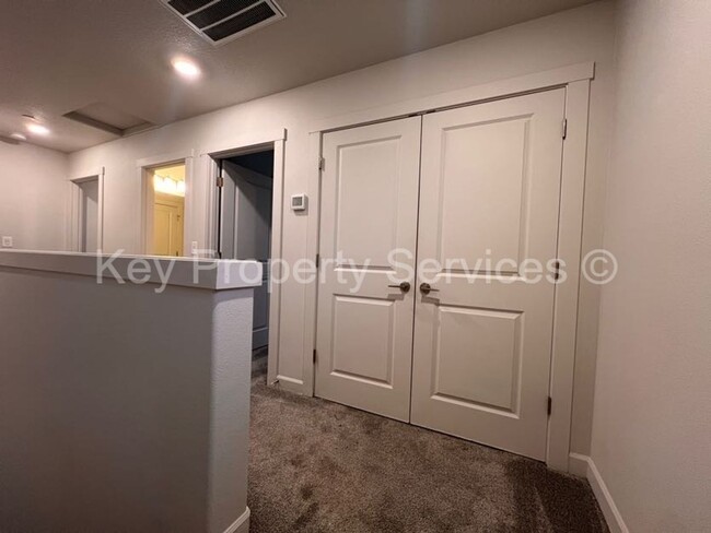 Building Photo - Woodland Townhome with Huge Tandem Garage