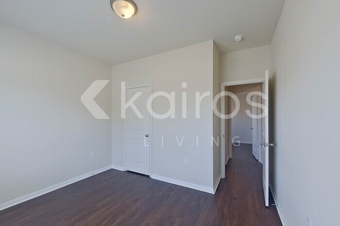 Building Photo - 10994 Lakeview Cir