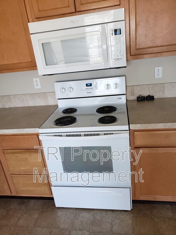 Building Photo - 922 E 24th St Ln