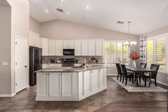 Building Photo - 3-bedroom plus bonus room with 3-car garag...