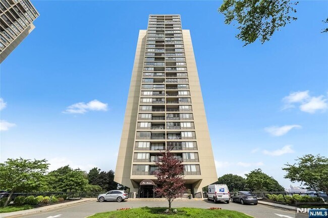 Building Photo - 5 Horizon Rd