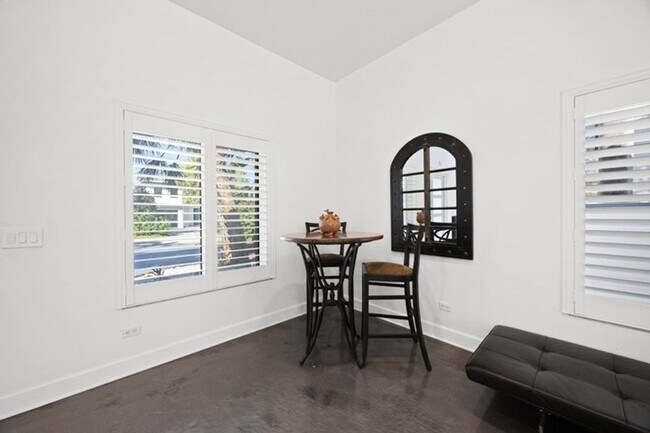 Building Photo - 930 NW 4th Ct