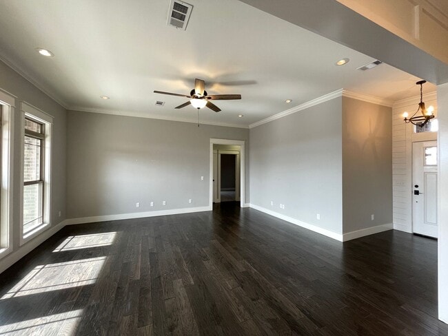 Building Photo - 202 Crestwood Ln