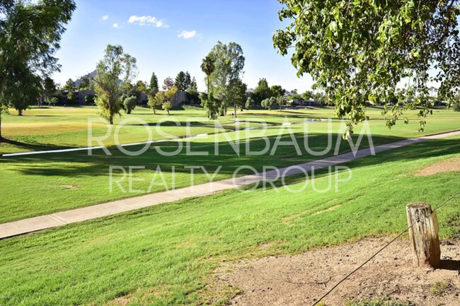 Building Photo - Beautiful 2-beds, 2-baths ground-level cor...