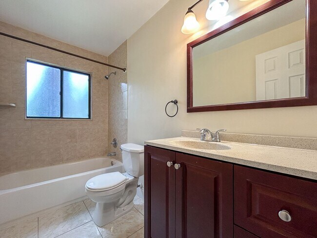 Building Photo - Beautiful 2/1.5 Townhome in Cedar Ridge-717A