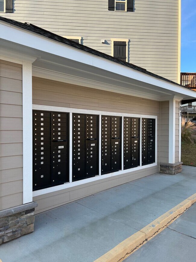 Building Photo - Beautiful End-Unit Townhome