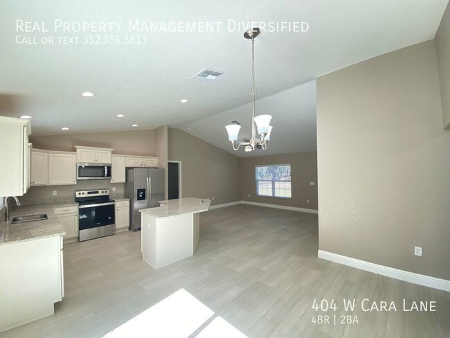 Building Photo - 404 W Cara Ln