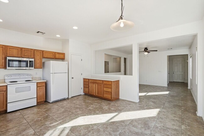 Building Photo - 907 E Catkins Pl