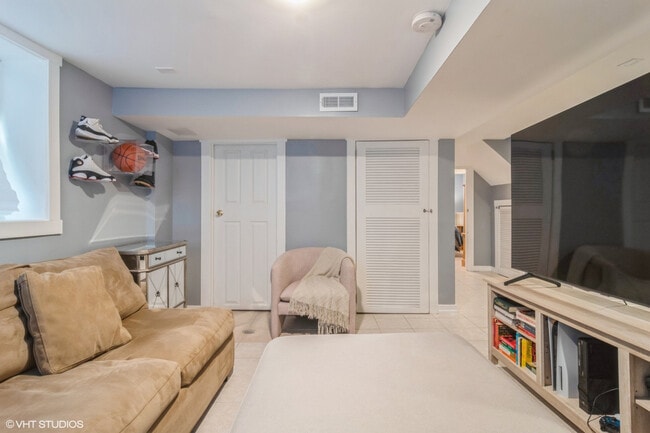 Building Photo - 4024 N Maplewood Ave