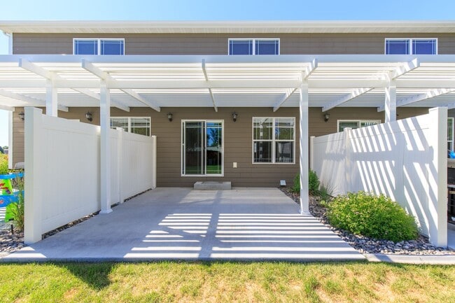 Building Photo - 3350 Crater Lake Ave