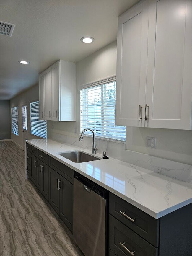 Building Photo - Newly Remodeled 2 Bedroom / 1 Bath! Call o...