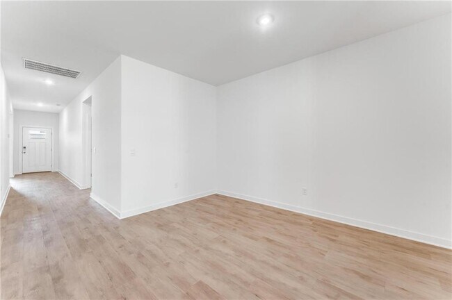 Building Photo - 114 S Maroon Ave