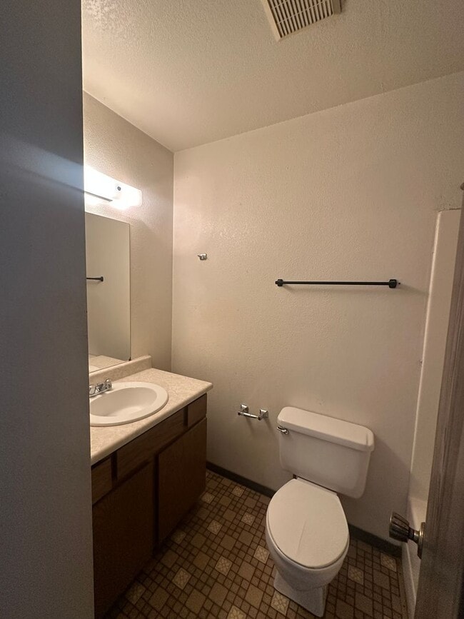 Building Photo - Largo Studio Apartment located in Downtown...