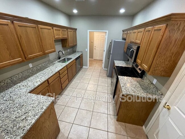 Building Photo - 400 N Willowood Dr