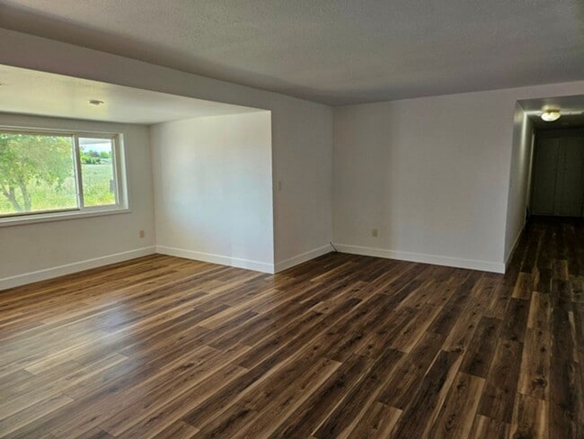 Building Photo - 3Bd/2Ba Single Story Home-For viewing!