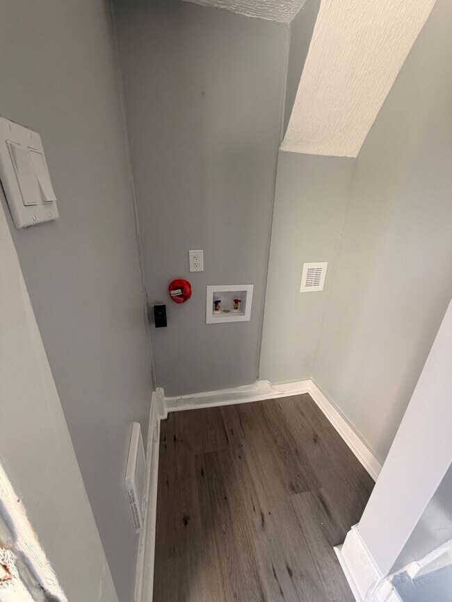 Building Photo - 2 bedroom available for a move right away!