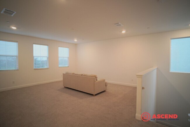 Building Photo - Luxurious 5 bedroom located in Gossamer Grove!