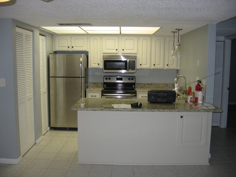 Kitchen - 500 Treasure Island Causeway