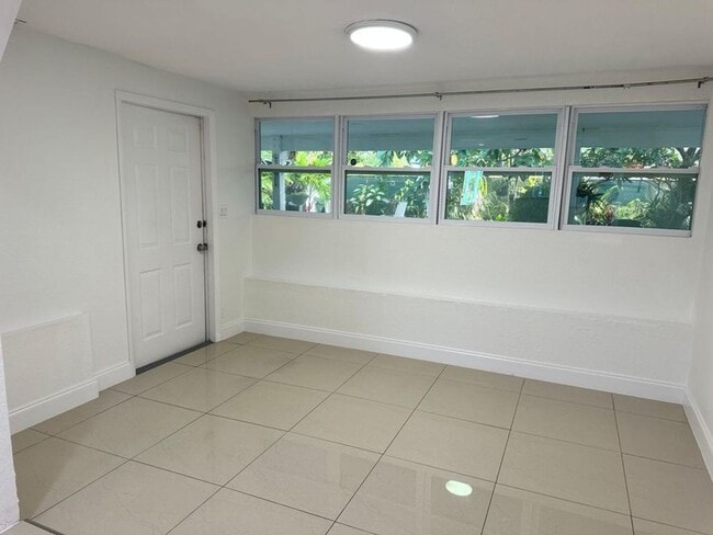 Building Photo - 104 NE 16th Ave