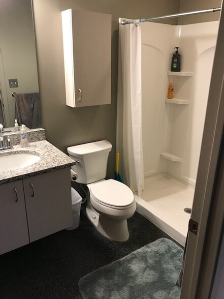 Building Photo - 555 S Forest Ave