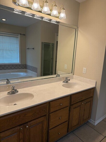 Building Photo - 2405 Tyler Ln