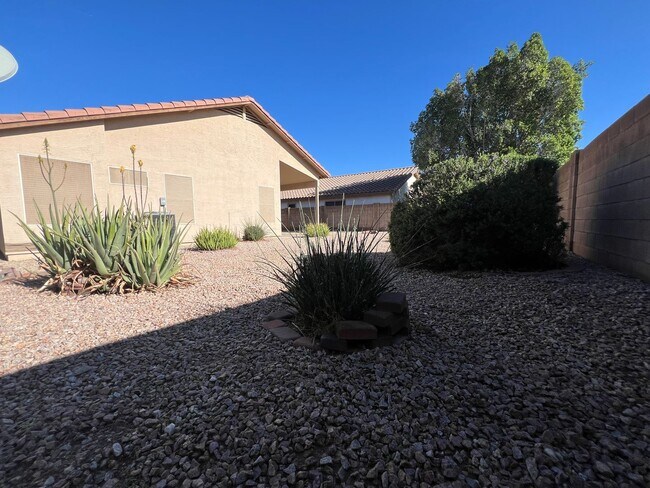 Building Photo - EXCELLENT Location!! This house is a three bedroom & two full baths