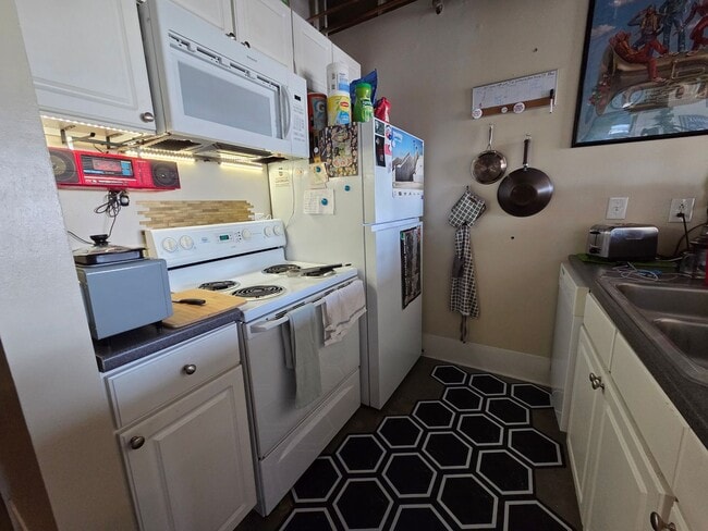 Building Photo - University Tower 2 BR