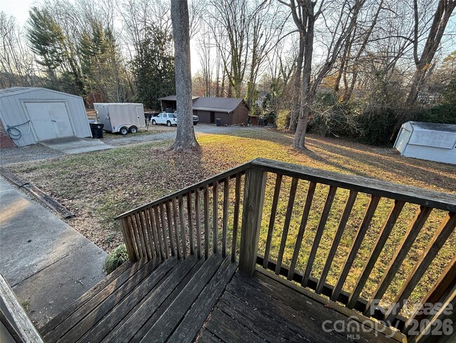 Building Photo - 225 Hickory Dr