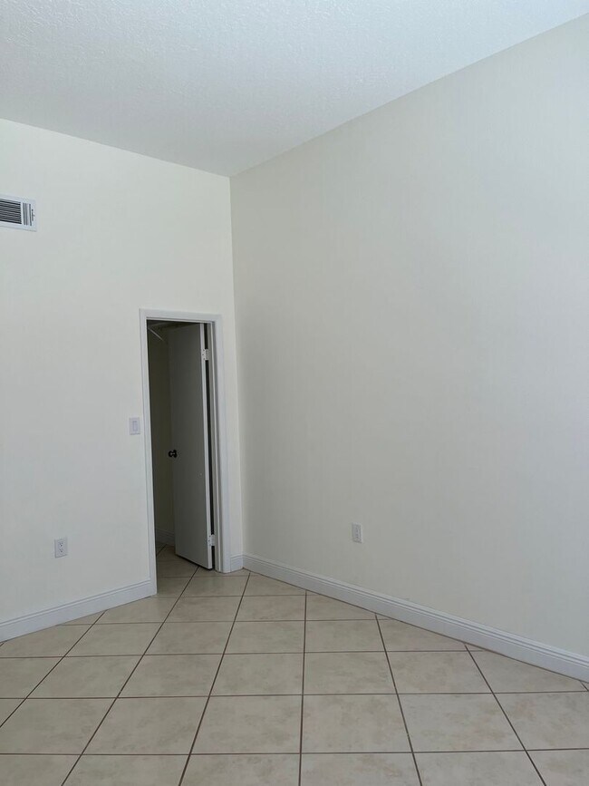 Building Photo - 752 S Orlando Ave