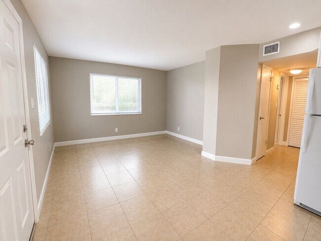 Building Photo - Palms on 31st Unit 106