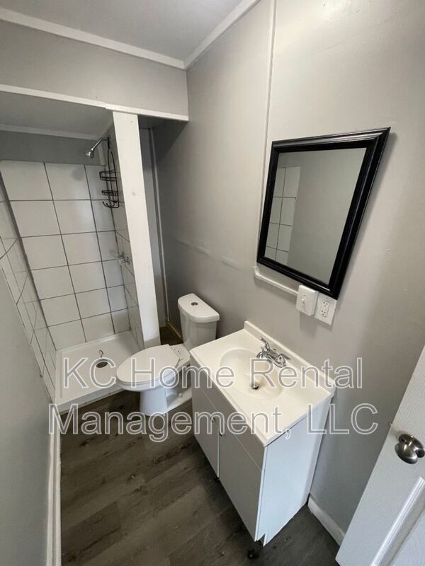 Building Photo - 810 S Hardy Ave