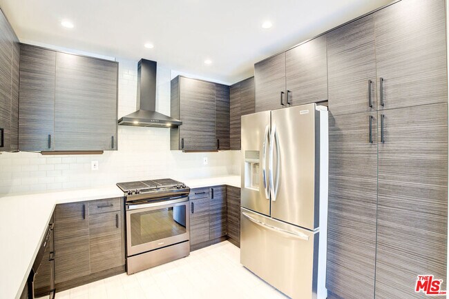 Building Photo - 423 N Palm Dr