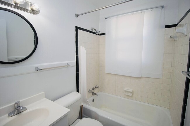 Building Photo - Updated Rosewood 2BR Duplex – Spacious, St...