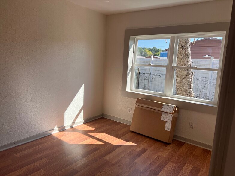 middle bedroom - 2821 W 11th St