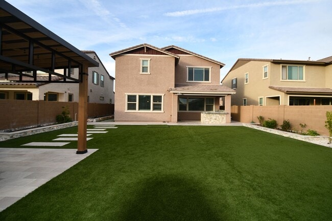 Building Photo - 2353 E Castanets Dr