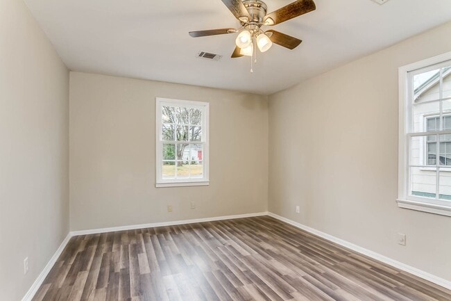 Building Photo - Three bedroom two bath